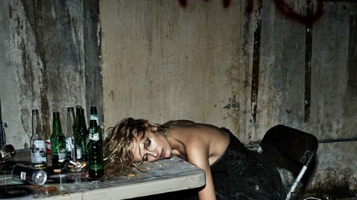 Hullarészeg modellek az év legbizarrabb divatanyagában