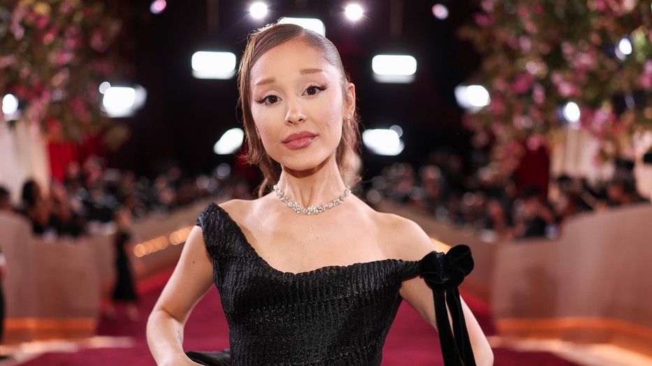 NYITO Ariana Grande elhagyja a Glinda pinket egy elegáns fekete báli ruháért a 2026-os Golden Globe-gálán