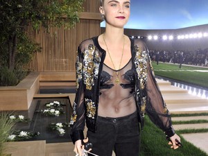 Kockás hasat ennél elegánsabban mutogatni nem lehet!