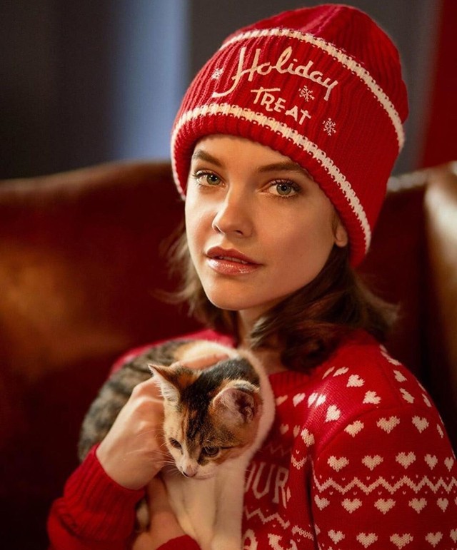 Palvin Barbi kiscicával, kötött pulcsival hoz ünnepi hangulatba