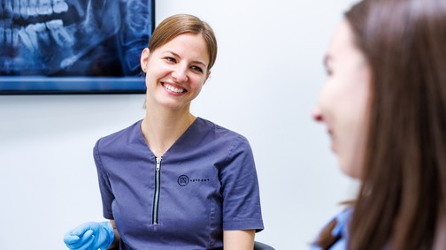 Foghúzás nélkül is lehetséges a fogszabályzás? – Igen! (x)