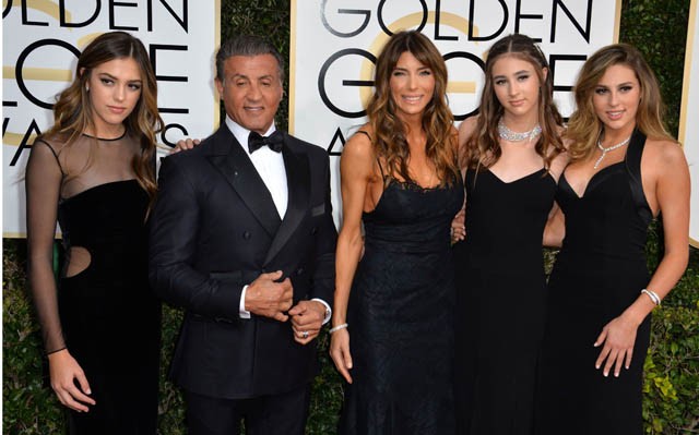 Syvester Stallone feleségével és a lányaival a Golden Globe-on
