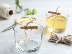 Gyertyaöntés pofonegyszerűen: így készíts ajándékba illatos gyertyákat!