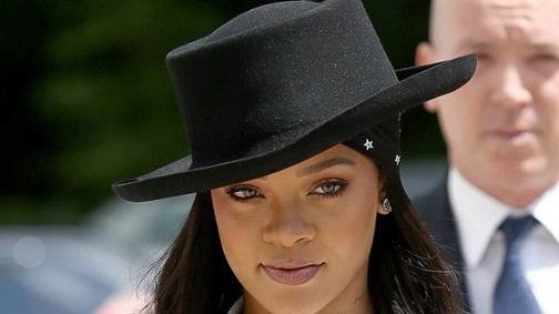 Közönséges vagy szuperszexi Rihanna hófehér köntösruhája?