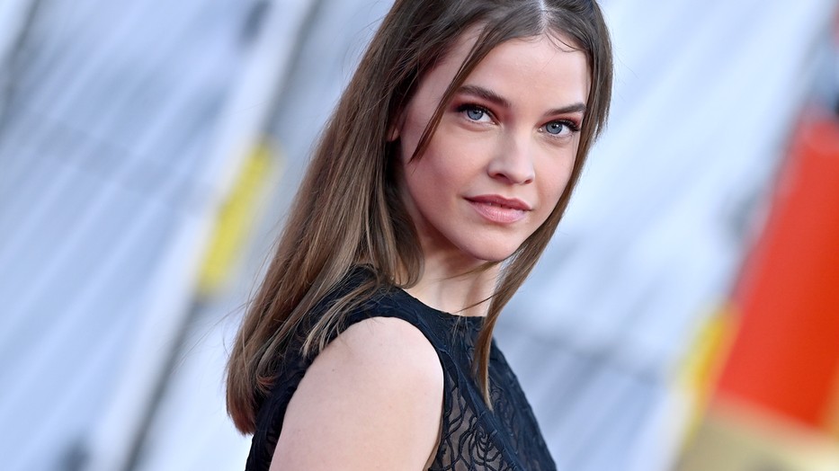 Palvin Barbara áttetsző ruhában érkezett a vörös szőnyegre Dylan Sprouse oldalán