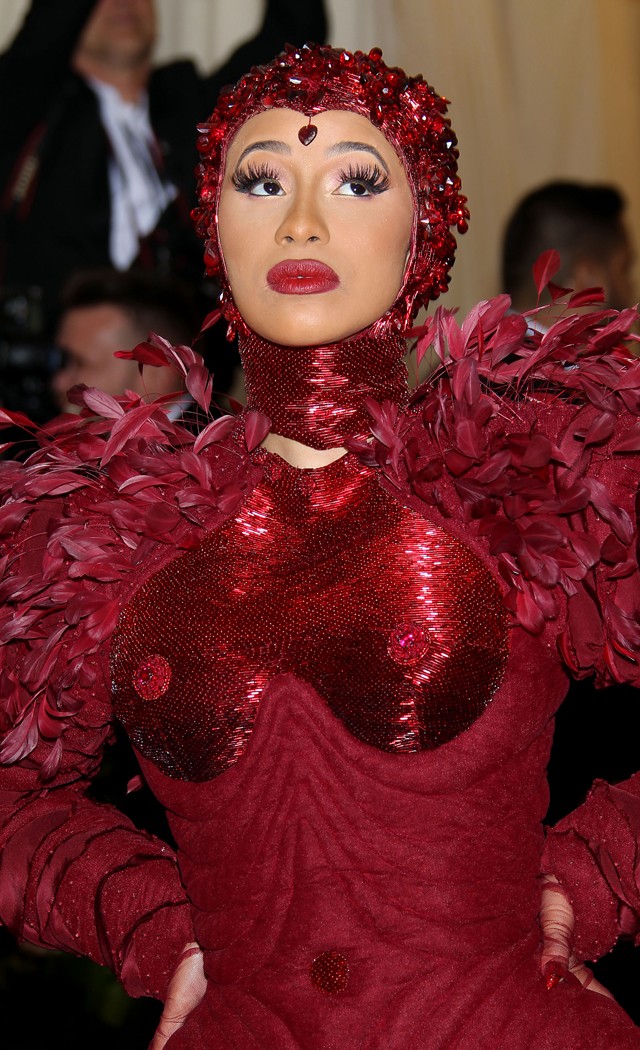 Cardi B szoknyája volt maga a vörös szőnyeg a Met gálán