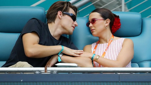 Kemény kritikákat kapott Jake Bongiovi, felesége, Millie Bobby Brown zseniálisan reagált a vádakra
