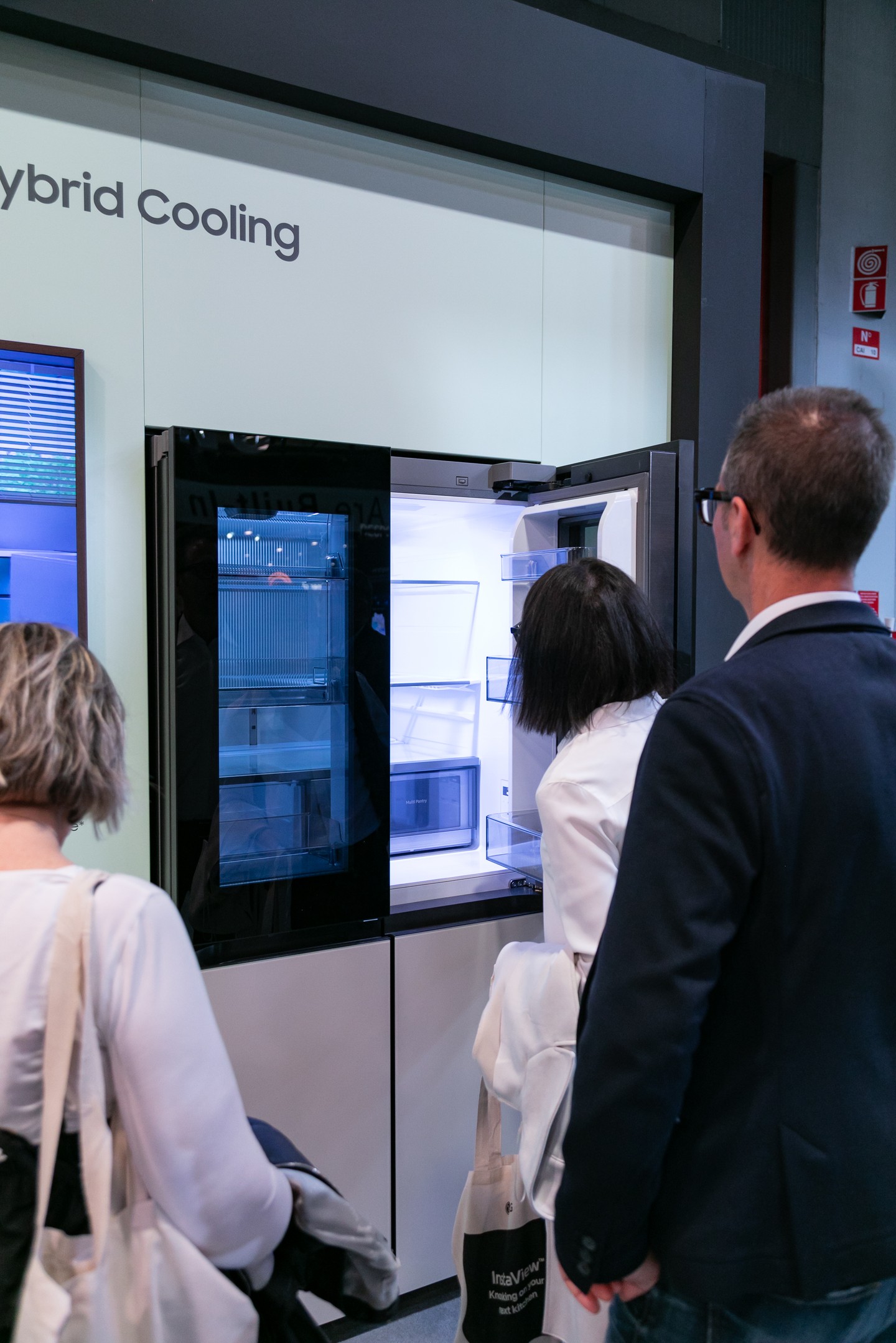 Például a hűtőd szólna, hogy hamarosan lejár az ételeid szavatossága, de tud egy jó receptet, és már melegíti is elő a sütőt. 