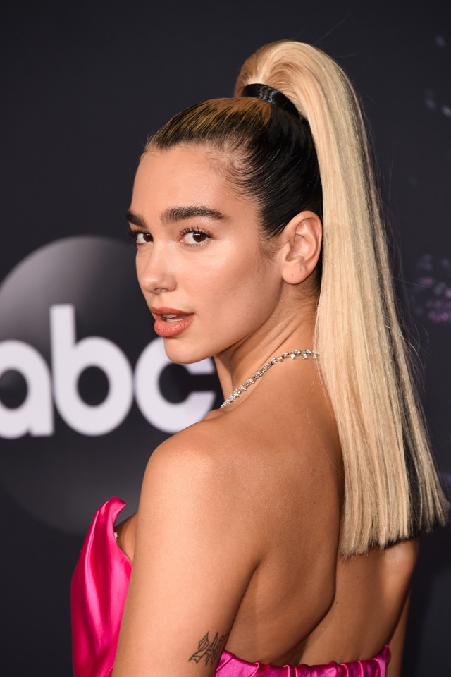 Dua Lipa sminkje teljesen natúr volt, a megjelenését ezzel a hosszú szőke lófarokkal dobta fel.