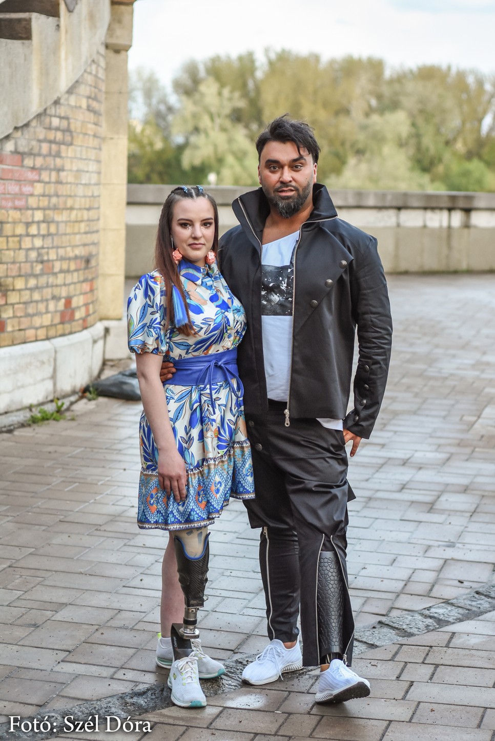 Csikós Anikó és Máté Roland magabiztosan viselik a műlábukat, és ezzel segítenek mindenkinek, a fogyatélkkal élőknek és az épeknek is, hogy másképpen álljanak hozzá a kérdéshez