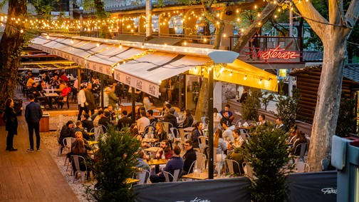 Zenés teraszos bár a város szívében: látogassatok el a megújult Fröccsteraszra!