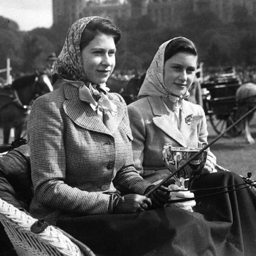  A fiatal Erzsébet húgával Margit hercegnővel 1945-ben, mindketten kendőben ülnek a hintóban