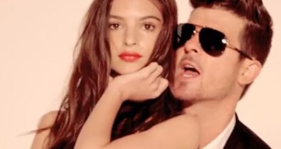 Emily Ratajkowski modell Robin Thicke Blurred Lines videoklipjéről