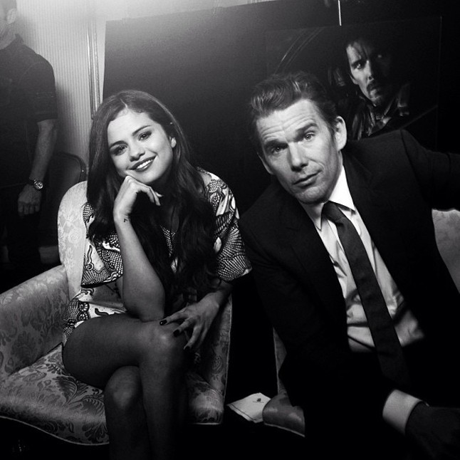 Selena Gomez az egyik legszexisebb pasival, Ethan Hawkkal pózol új közös filmjük népszerűsítése közben.