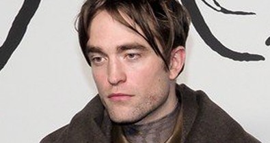 Robert Pattinson Zsákos Frodónak öltözött a Dior divatbemutatóján