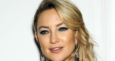 Mélyen dekoltált otthonkában illegeti magát Kate Hudson