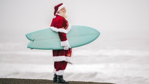 Szörfdeszkán érkezik a Télapó, ilyen az ausztrálok és az ausztráliai magyarok karácsonya