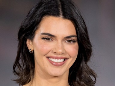 Kendall Jenner a világ legsejtelmesebb meztelenruhájában nyitotta meg a párizsi divathetet