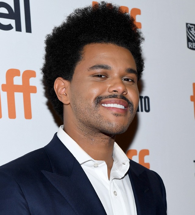 The Weeknd felismerhetetlen ebben a Bölcsek kövére jelmezben