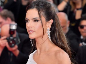 Alessandra Ambrosio átlátszó ruhában lopta el a show-t a vörös szőnyegen