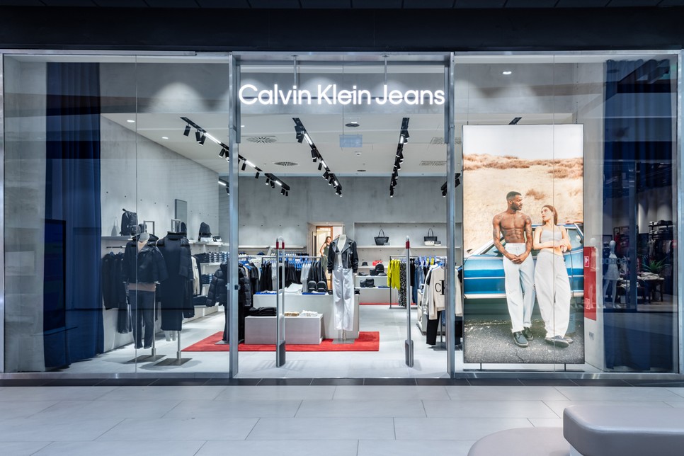 A Calvin Klein üzlet is nagy favoritja a hipermodern Etele Plázába látogatóknak
