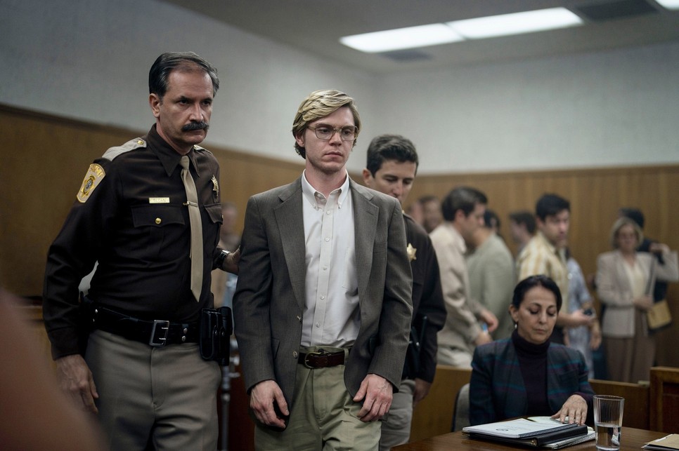 Evan Peters Golden Globe-ot kapott Jeffrey Dahmer megformálásáért