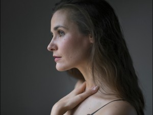 "Ha a való életben bezárul valaki mögött egy ajtó, azt úgysem tudhatjuk meg, mi történik vele a négy fal között."- Tompos Kátya színésznővel beszélgettünk