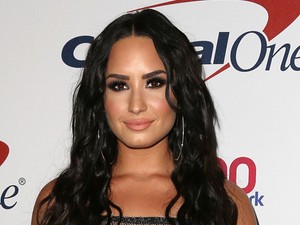 Egy időkapszula ejtette foglyul Demi Lovatót, újabb retró szerelésben