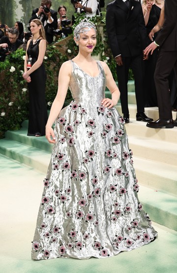 Amanda Seyfried Prada ruhában, amelyet a márka 2009-es tavaszi kollekciójából választottak ki.