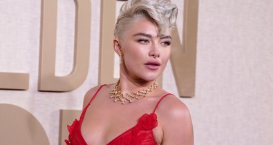 Florence Pugh lecserélte a meztelenruháját, és királynőnek öltözött