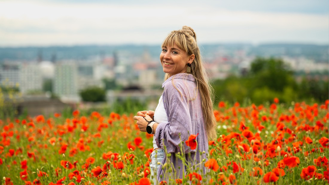 lány virág város glamour
