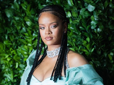 Kismama szabad estéje: Rihanna nagyon szexi szettben ment randizni