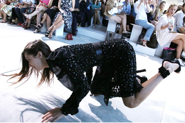 bella hadid, divathét, divatbemutató, new york-i divathét, esés, elesett, kifutó, baki