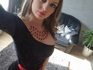 Dudik Szonja a mai napra egy saját tervezésű overált választott!