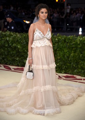 Bár Selena elárulta, hogy a 2018-as Met-gálás megjelenése nem tartozik a kedvencei közé, a finoman áttetsző Coach pucérruhája kétségtelenül gyönyörű volt. 