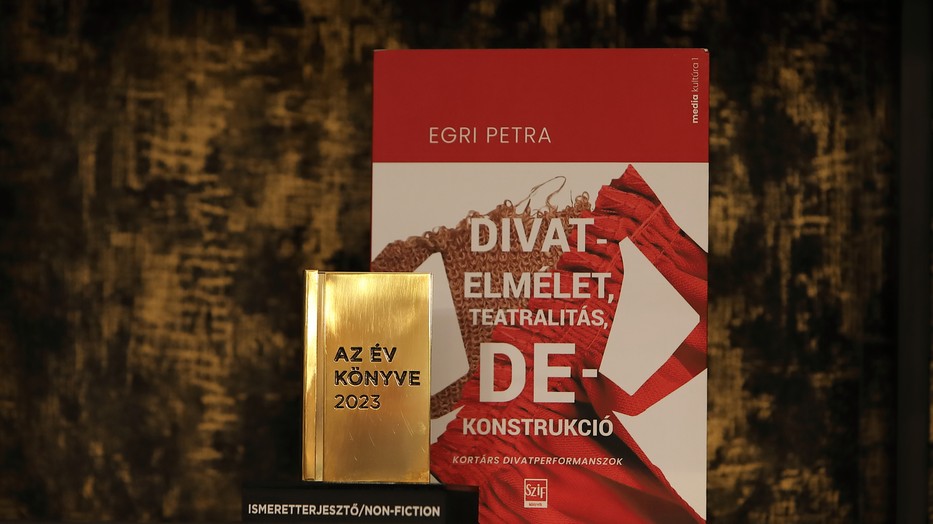 Egri Petra Divatelmélet, teatralitás, dekonstrukció című könyve a laikusoknak is megmutatja, hogy sokkal több múlik a divaton, mintsem gondolnánk  Fotó: Körtvélyesi László, Könyvborító: Mészáros Lúcia