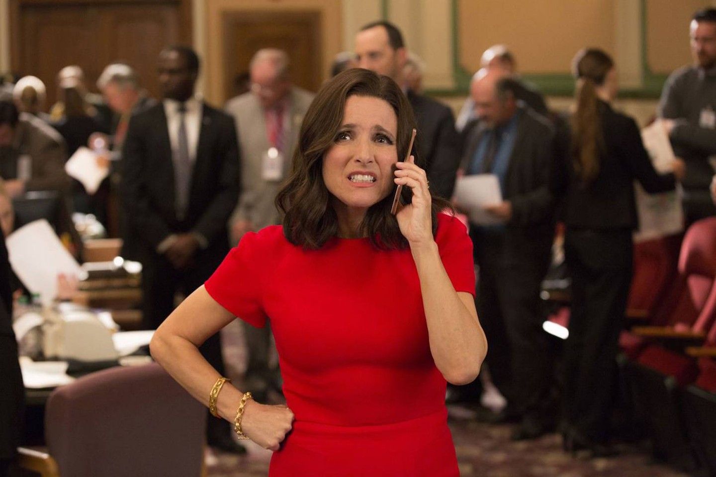 Az alelnök - A hétszeres Golden Globe-jelölt sitcomról az alelnök Selina Meyer (Julia Louis-Dreyfus) hatalmi vágyáról ki gondolta volna, hogy megjósolja a jövőt? Amikor Meyer alelnök lesz, bebizonyosodik számára, hogy amire kollégái figyelmezették, az mind igaz, és semmi sem úgy alakul, ahogy tervezte. A sorozat 7 évadon át követi szedett-vedett csapatának és enyhén korrupt döntéseinek az alakulását egészen az elnökségig. Reméljük azért a valóságban nem így fognak menni a dolgok. Elérhető az HBO Go-n. 