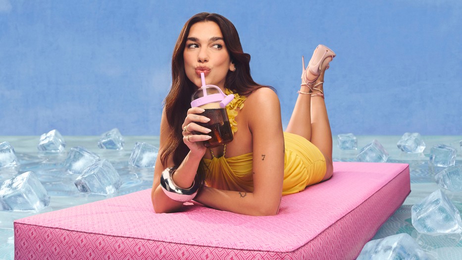 Egy finom jeges kávé, merész ízek és játékos hangulat. Ilyen világokba invitál a Nespresso és Dua Lipa közös kampánya