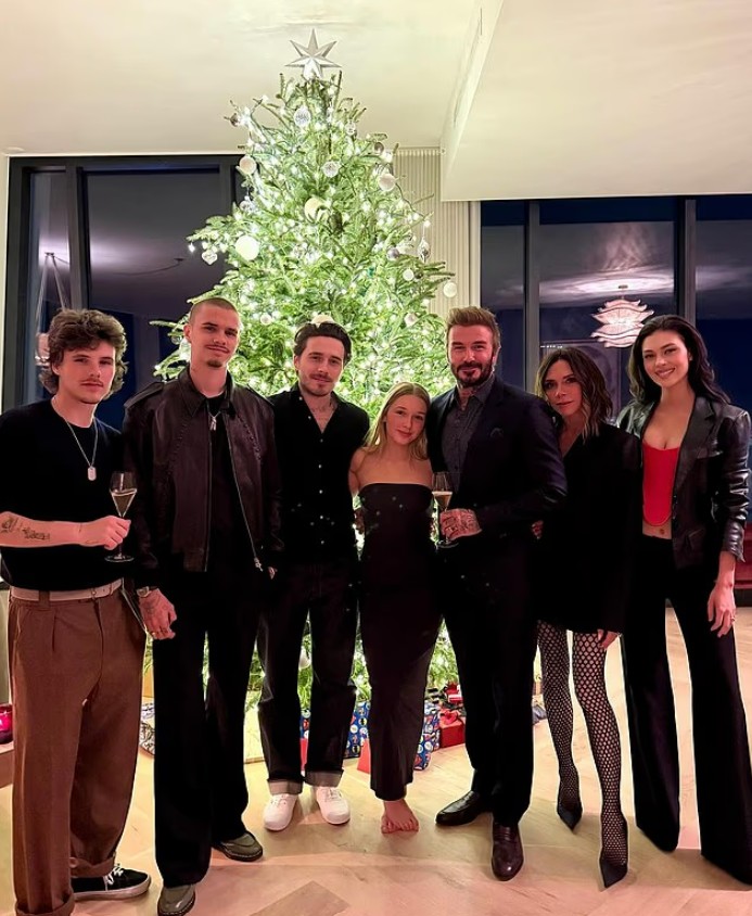 A karácsonyi fotón látszólag minden rendben van, a két nő testbeszédén azonban itt is látszik, hogy már rég fagyos a kapcsolat köztük. Victoria elfordul Nicolától, míg a család többi tagja egyenesen, a kamera felé áll.