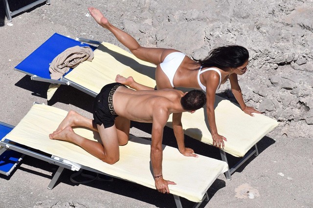 Nicole Scherzinger fürdőruhában nyomott spárgát a parton! Nagyon szexi!