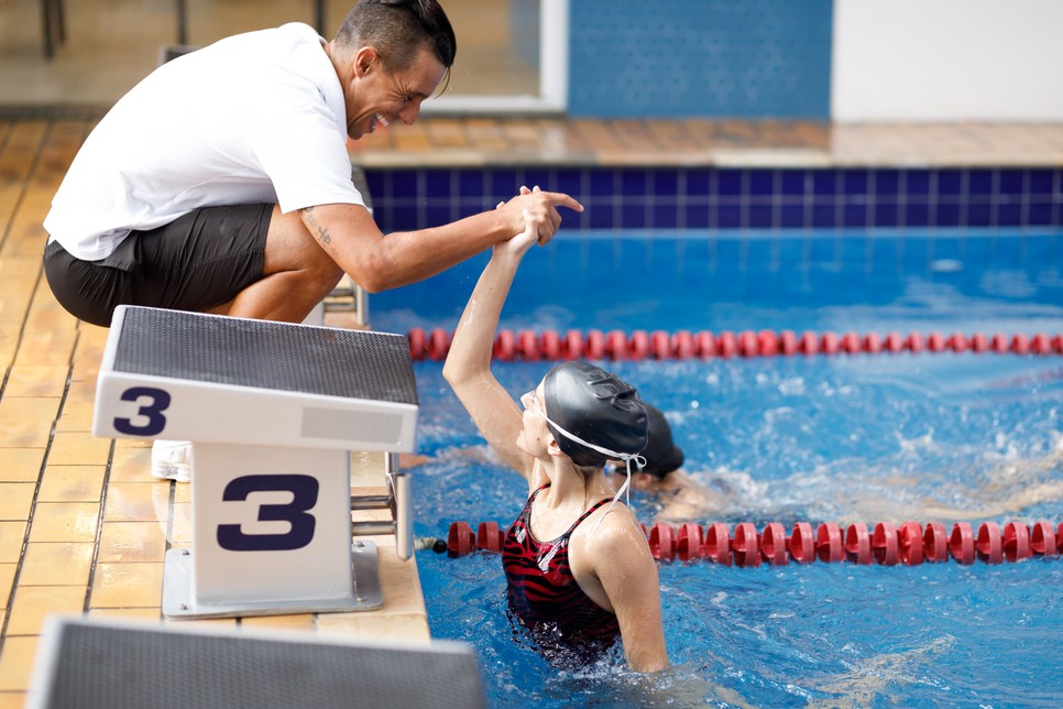 A szervezetek átláthatósága mellett ugyanilyen fontos lenne az edzők és minden más sportszakértő képzése is, hogy tisztában legyenek azzal, mi a megengedett viselkedési forma a gyerekek motiválását illetően, és mik ennek a szigorú határai