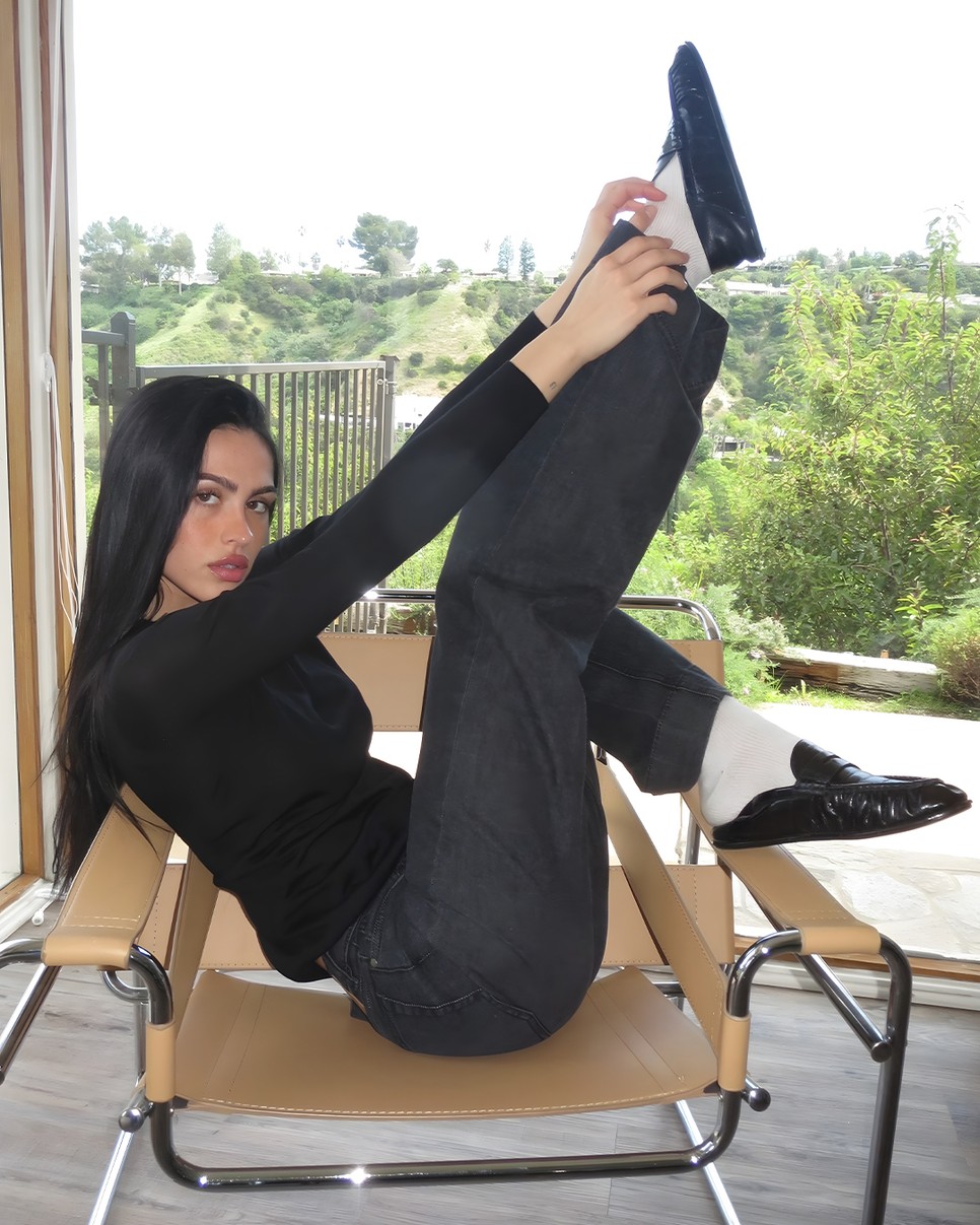 Amelia Gray a Falconeri ultrafinom kasmír kollekciójának darabjait viseli, a szett része a könnyű crewneck pulóver és a kasmír denim hatású nadrág, amelyek a modern minimalizmust és a mindennapi luxus viseletet képviselik és elérhetők a márka kínálatában