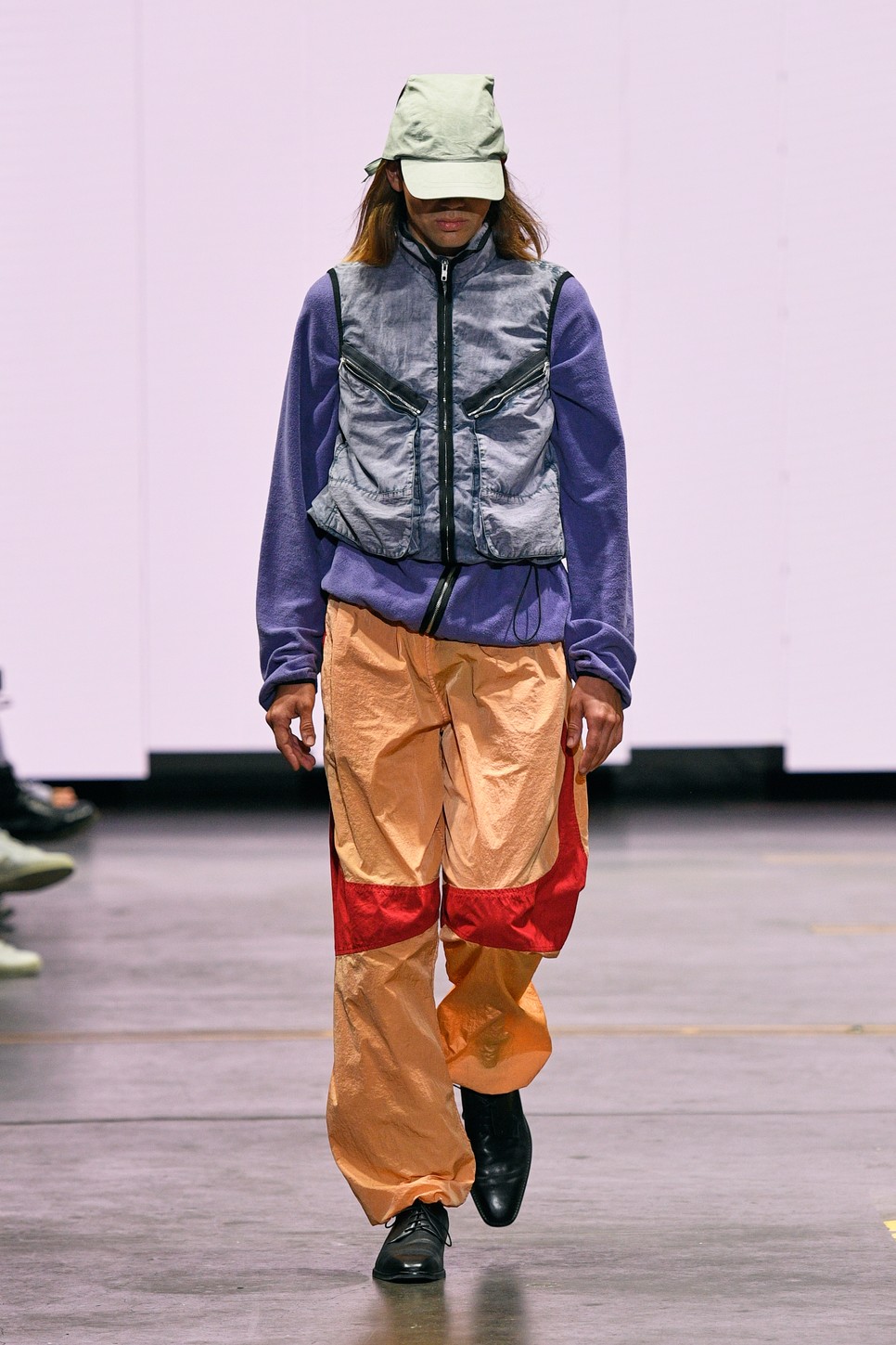 A Ranra technikai anyagokkat, sportos szabásvonalakat kever kézi festéssel, természetes színekkel,. Multifunkcionális, uniszex darabjaikat örök daraboknak tervezik.