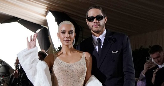 Ki látta többször Kim Kardashian vagináját? - furcsa poénnal köszönt be Pete Davidson a családi showba