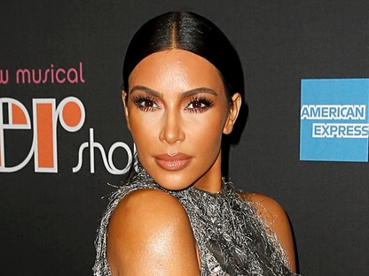 Nem hiszel a szemednek: Kim Kardashian hasa olyan kockás, mint egy tábla csoki