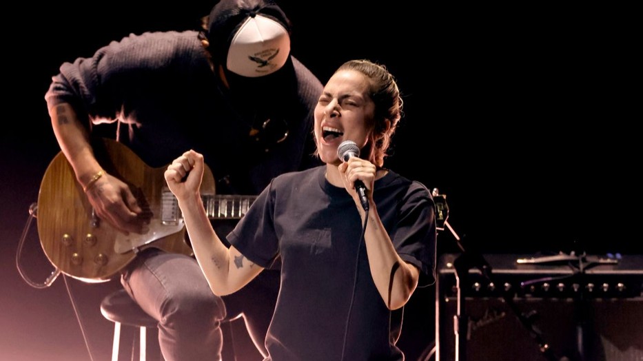 Lady Gaga smink nélkül adta elő Hold My Hand című dalát a 95. Oscar-gála színpadán