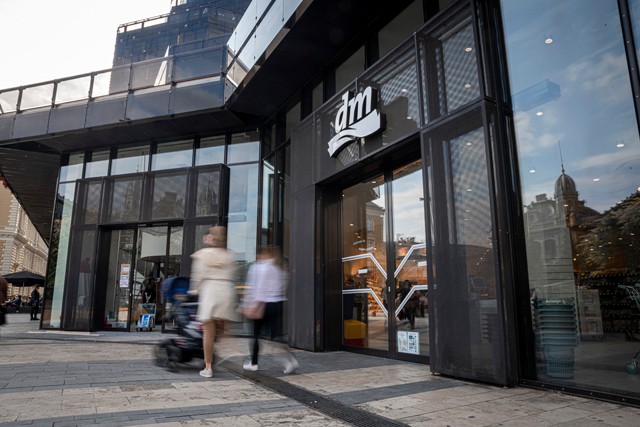 Akcióvadászat helyett jótékonyság! A dm újraértelmezte a Black Friday fogalmát