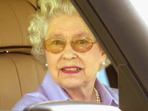 Veszélyes: Erzsébet királynőnek nincs jogosítványa, mégis száguldozik