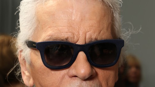 Karl Lagerfeld Angela Merkelnek ad divattippeket