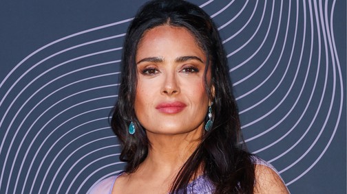 Így néz ki egy 57 éves nő természetes haja, köszönjük, Salma Hayek!
